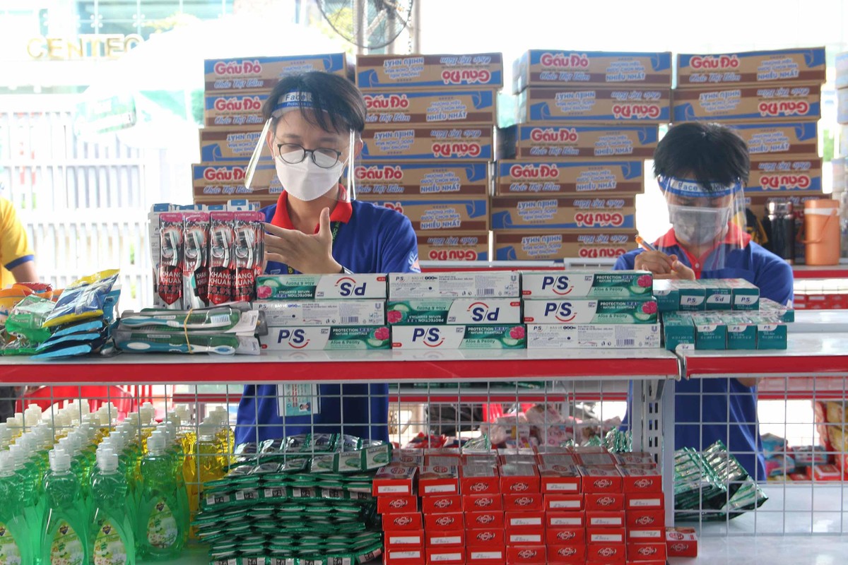 Siêu thị có khoảng 20 bạn hỗ trợ mua sắm theo đơn.