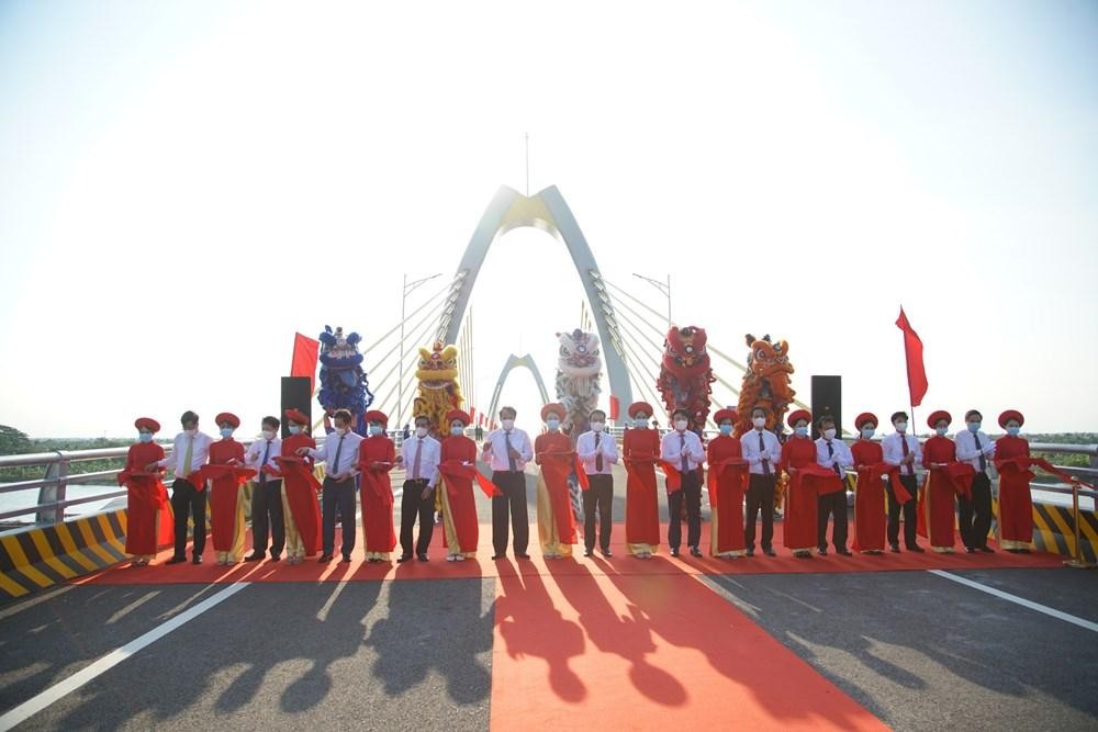 Đại biểu cắt băng khánh thành cầu Quang Thanh. Ảnh: Hồng Phong