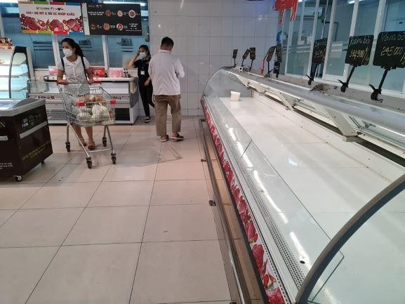 Quầy thịt tại Siêu thị Vinmart, Time City lúc 20h tối 18/7 đã được bán hết.