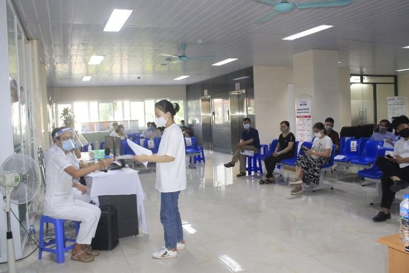 Bệnh viện E đảm bảo khoảng cách khi tiêm chủng.