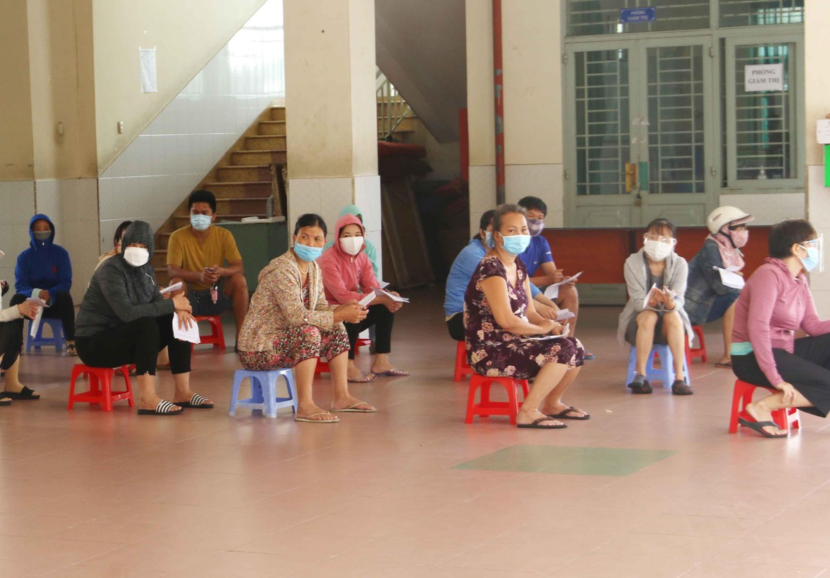 Người dân sếp hàng chờ siêu thị mini 0 đồng mở bán.