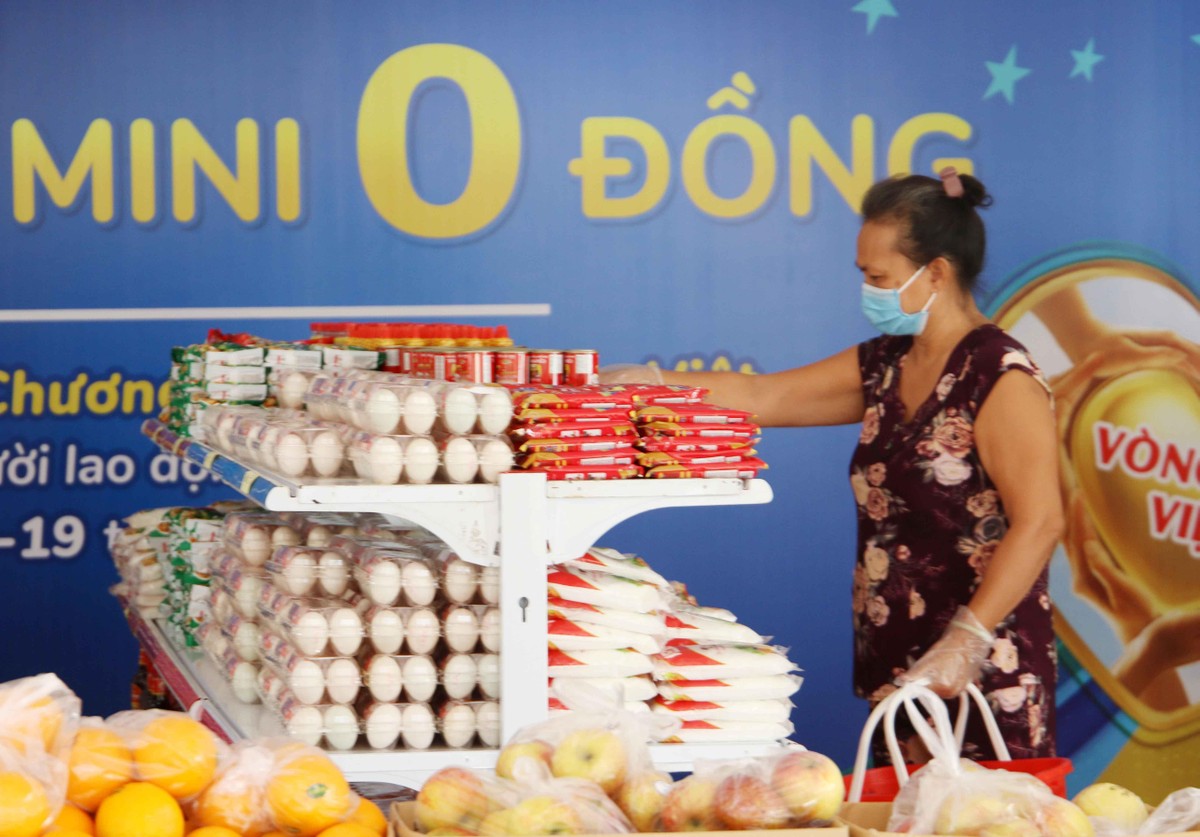 Đầy ắp các sản phẩm thiết yếu.
