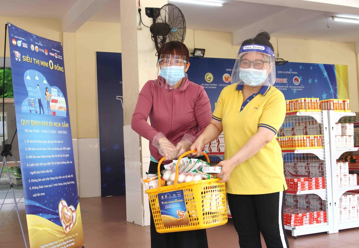 Với 400.000 đồng, những người lao động bị ảnh hưởng đã có giỏ hàng đầy ắp.