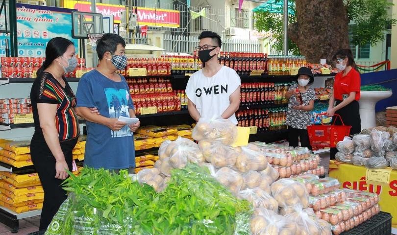 Mỗi siêu thị có hơn 60 mặt hàng được sắp xếp khoa học, ngay ngắn trên kệ từ thực phẩm khô, đến các thực phẩm tươi, gia vị, rau củ quả… trong đó có nhiều sản phẩm OCOP (mỗi xã một sản phẩm) của Hà Nội.