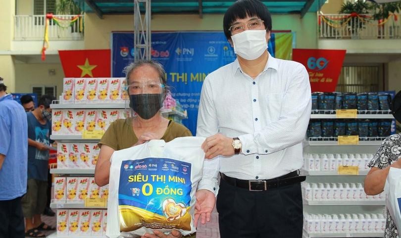 Hai là, mua hàng trực tiếp tại siêu thị. Các trường hợp mua hàng trực tiếp sẽ được ban tổ chức, UBND các phường phát phiếu mua hàng, thông báo thời gian và chia theo khung giờ để đảm bảo phòng chống dịch.
