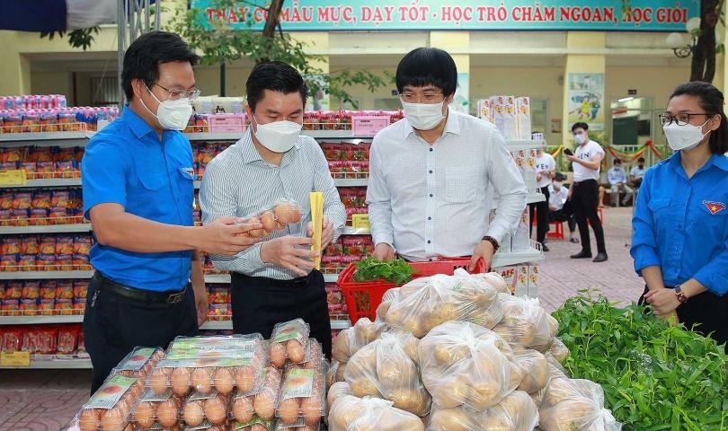 Trước đó, trên địa bàn Hà Nội đã có 5 siêu thị mini 0 đồng tại Bắc Từ Liêm, Hai Bà Trưng, Tây Hồ, Hoàng Mai và Cầu Giấy, được tổ chức vận hành bởi Công ty cổ phần Vàng Bạc Đá Quý Phú Nhuận (PNJ). Đã có hơn 10.000 người lao động nghèo và sinh viên có hoàn cảnh khó khăn được nhận hỗ trợ từ các siêu thị mini 0 đồng này.
