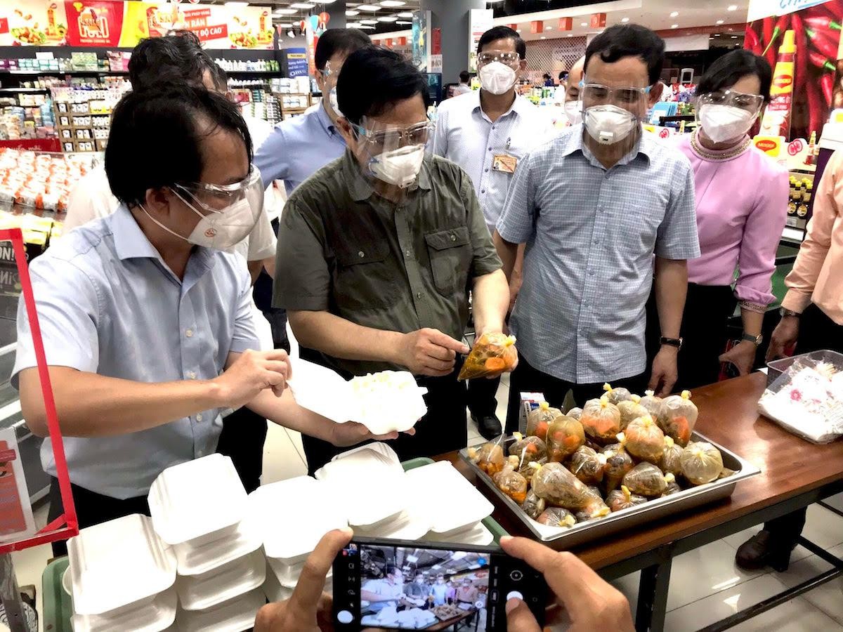 Thủ tướng Phạm Minh Chính trực tiếp khảo sát các suất ăn tại Co.opXtra Phạm Văn Đồng của Saigon Co.op. Thủ tướng Phạm Minh Chính trực tiếp khảo sát các suất ăn tại Co.opXtra Phạm Văn Đồng của Saigon Co.op.