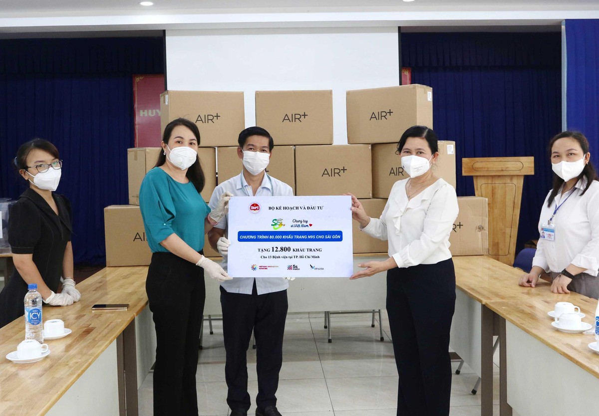 Bà Nguyễn Thị Toại,Trưởng đại diện Văn phòng phía Nam Bộ Kế hoạch và Kl99ok phiên bản mới tại TP.HCM và ông Đào Minh Chánh, Phó giám đốc Sở Kế hoạch và Kl99ok phiên bản mới TP.HCM trao số khẩu trang cho bà Nguyễn Thị Huỳnh Mai ( cầm bảng, phải) Chánh Văn phòng Sở Y tế TP.HCM. Ảnh: Lê Toàn
