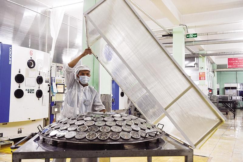 Kl994 nhà cái bóng đá world cup thấu kính tại Công ty R Technical ở tỉnh Hòa Bình. Ảnh: Đức Thanh