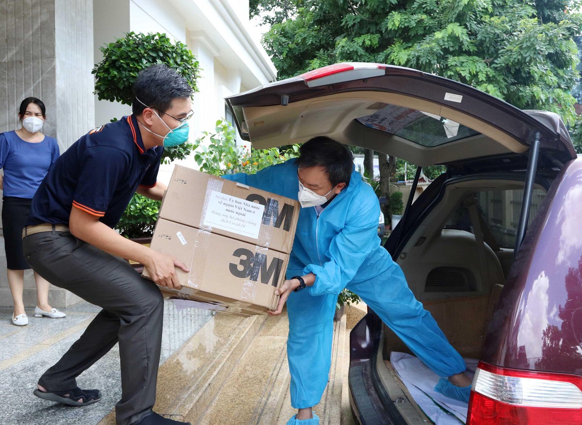 Ths.Bs Nguyễn Thị Huỳnh Mai, Chánh Văn phòng Sở Y tế TP.HCM cho biết, số khẩu trang Sở nhận hôm nay sẽ nhanh chóng chuyển ngay tới 13 bệnh viện tuyến đầu chống dịch. Ảnh: Lê Toàn