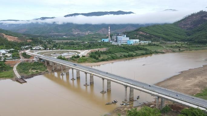 Cầu Nông Sơn có chiều dài 337,9 m, gồm 10 nhịp giản đơn, mỗi nhịp dài 33 m; đường dẫn vào cầu theo tiêu chuẩn đường cấp IV đồng bằng, mặt cắt ngang 9 m, kết cấu mặt đường bằng bê tông xi măng, tổng chiều dài 900 m. Cầu Nông Sơn được hoàn thành sau gần 22 tháng thi công, vượt tiến độ 3 tháng.