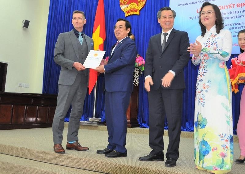 Lãnh đạo Bạc Liêu trao giấy chứng nhận cho chủ Kl99ok phiên bản mới Dự án khí LNG Bạc liêu