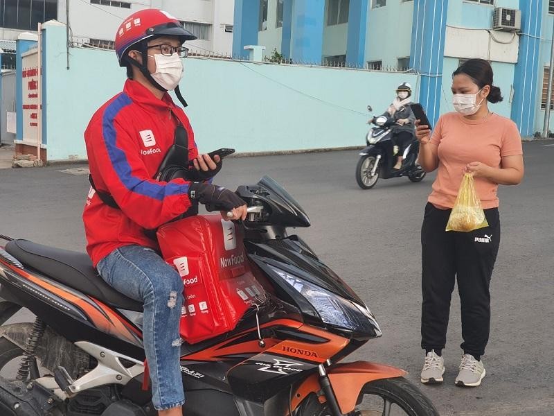 shipper được phép hoạt động liên quận từ 6h - 21h hàng ngày với điều kiện đảm bảo an toàn phòng, chống dịch và xét nghiệm mẫu gộp 3 người, tần suất 2 ngày/lần (ảnh: Lê Toàn)
