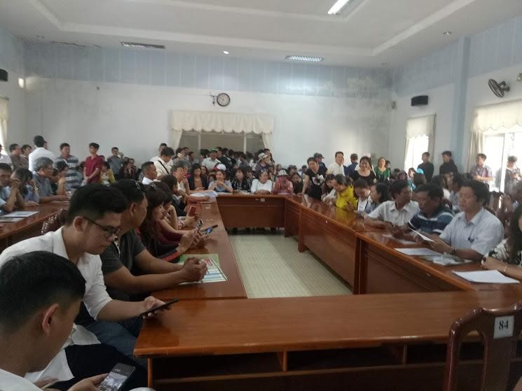 Hàng trăm khách hàng đã tụ tập tại trụ sở tiếp dân của UBND tỉnh Quảng Nam để nhờ chính quyền địa phương can thiệp khi Công ty CP Bách Đạt An đơn phương chấm dứt hợp đồng mua bán đất với khách hàng tại các dự án do đơn vị này làm chủ Kl99ok phiên bản mới.