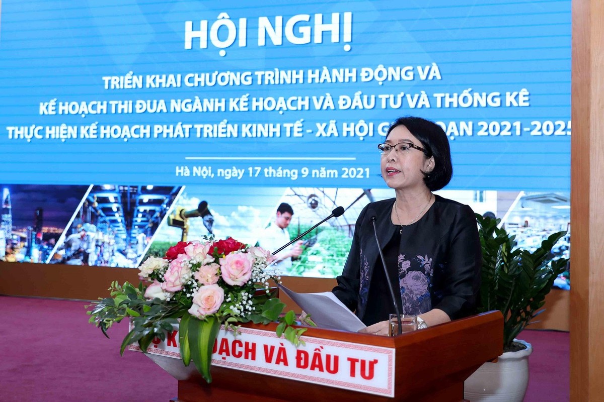 VIện trưởng Viện Nghiên cứu quản lý Kl992 cổng game cá cược Trung ương Trần Thị Hồng Minh trình bày tham luận tại Hội nghị