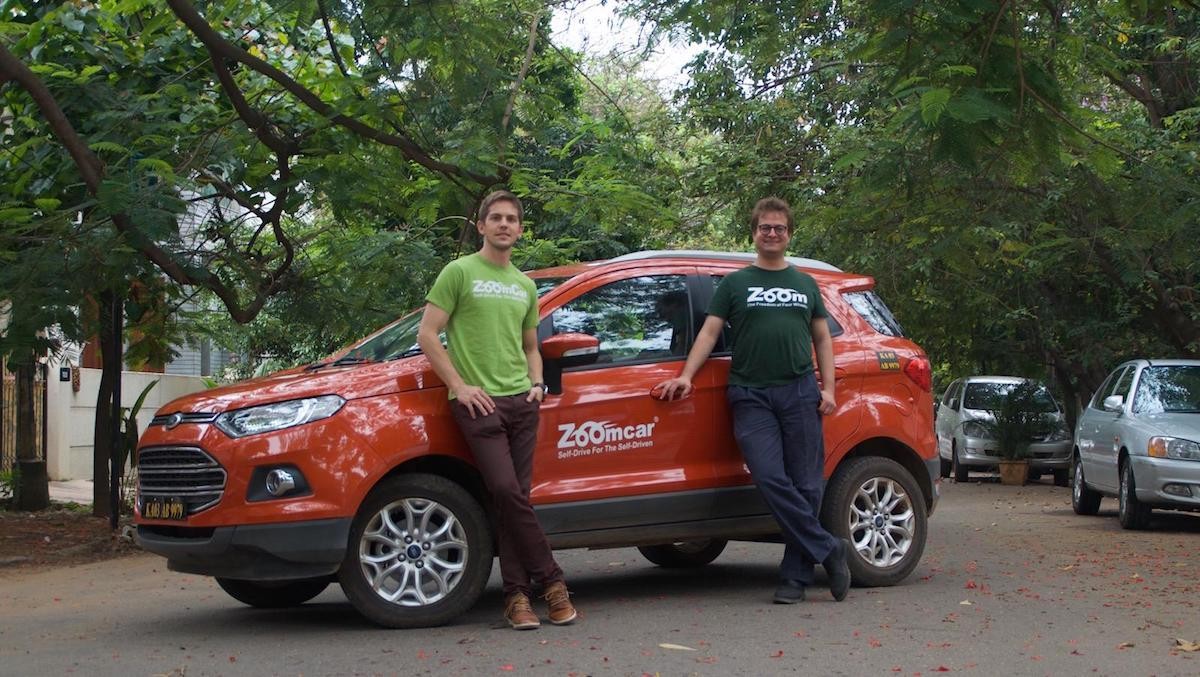 Ông Greg Maron (bên trái) và ông David Back- hai nhà sáng lập Zoomcar (Nguồn: Quartz India).