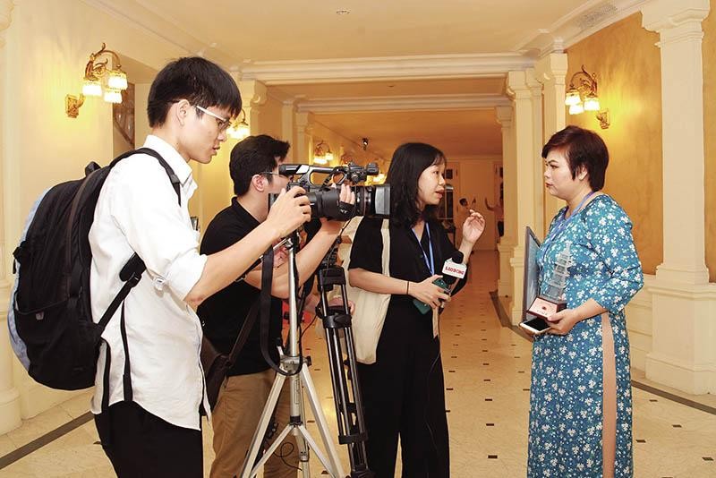 Báo chí phỏng vấn phóng viên Báo Kl99ok phiên bản mới đạt giải báo chí quốc gia