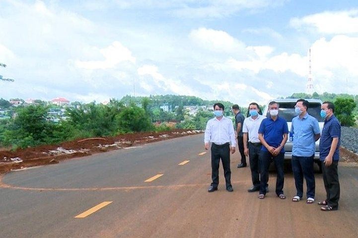 Chủ tịch tỉnh Đắk Nông, ông Hồ Văn Mười đi kiểm tra dự án trên địa bàn Tỉnh.