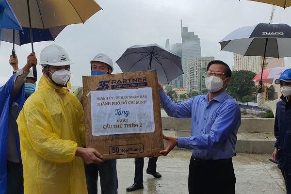 Ông Phan Văn Mãi, Chủ tịch UBND TP.HCM tặng quà cho đơn vị thi công. (Ảnh: Lê Toàn)