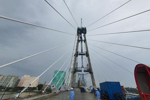 Dự kiến đến ngày 10/10/2021 sẽ hoàn thành xong phần lắp dây văng nhịp chính. (Ảnh: Lê Toàn)