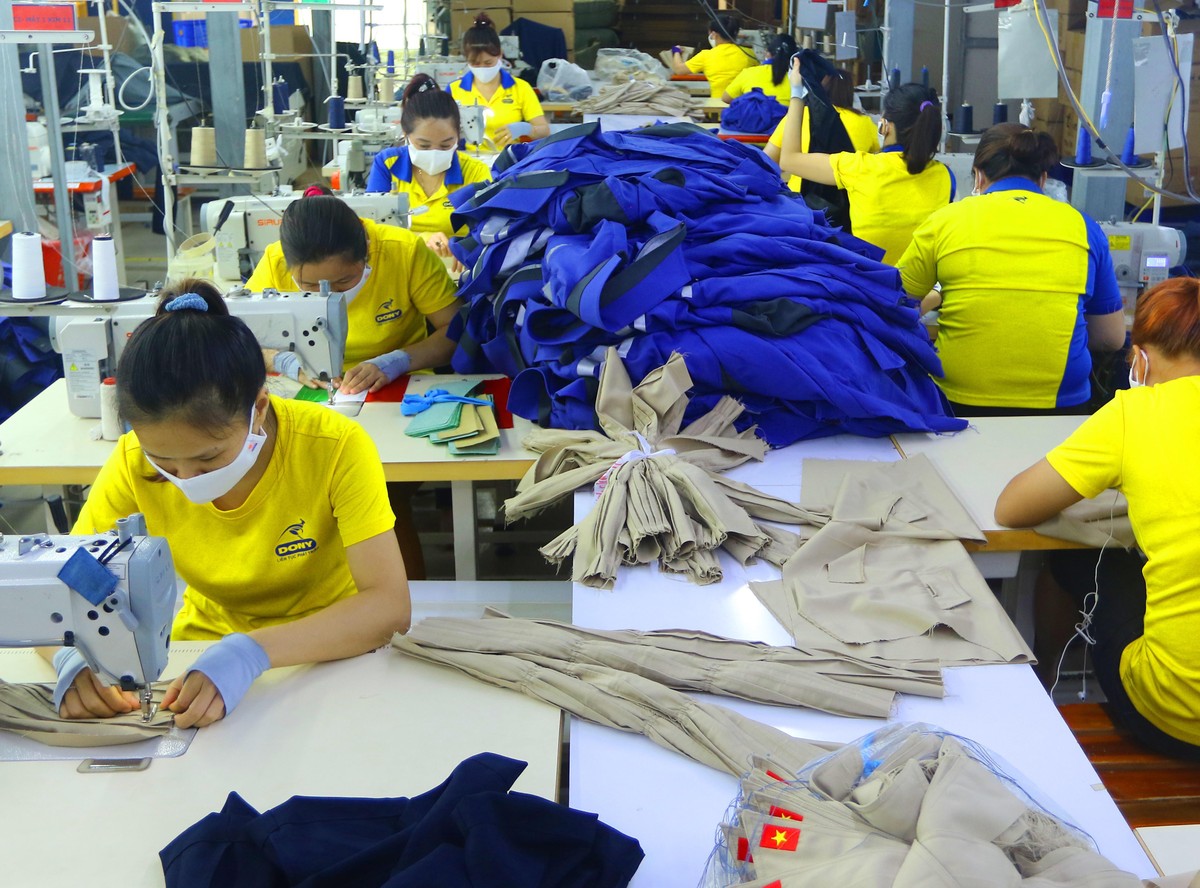 Không khí làm việc nhộn nhịp để giải quyết các đơn hàng xuất khẩu cho các công ty nước ngoài.