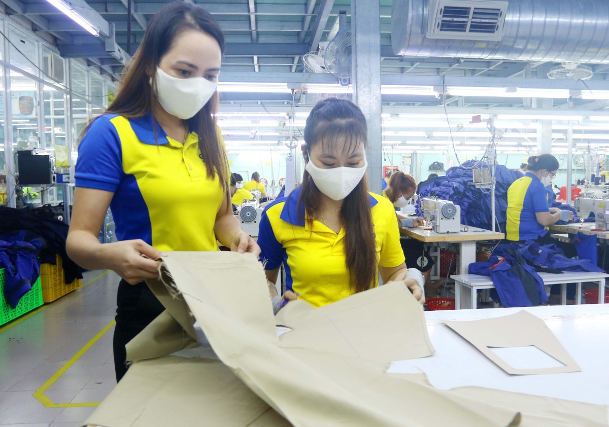 Bà Hoàng Thị Ngọc Anh(trái) giám đốc điều hành Dony trao đổi kỹ thuật với các công nhân trong những ngày đầu trở lại Kl994 nhà cái bóng đá world cup.