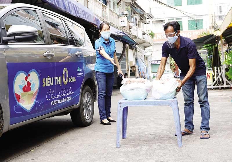 Các Kl991.com World Cup 2026 Chính Thức, doanh nhân luôn tích cực đóng góp cho cộng đồng. Trong ảnh: Novaland hỗ trợ bà con nghèo qua các siêu thị 0 đồng. Ảnh: L.T