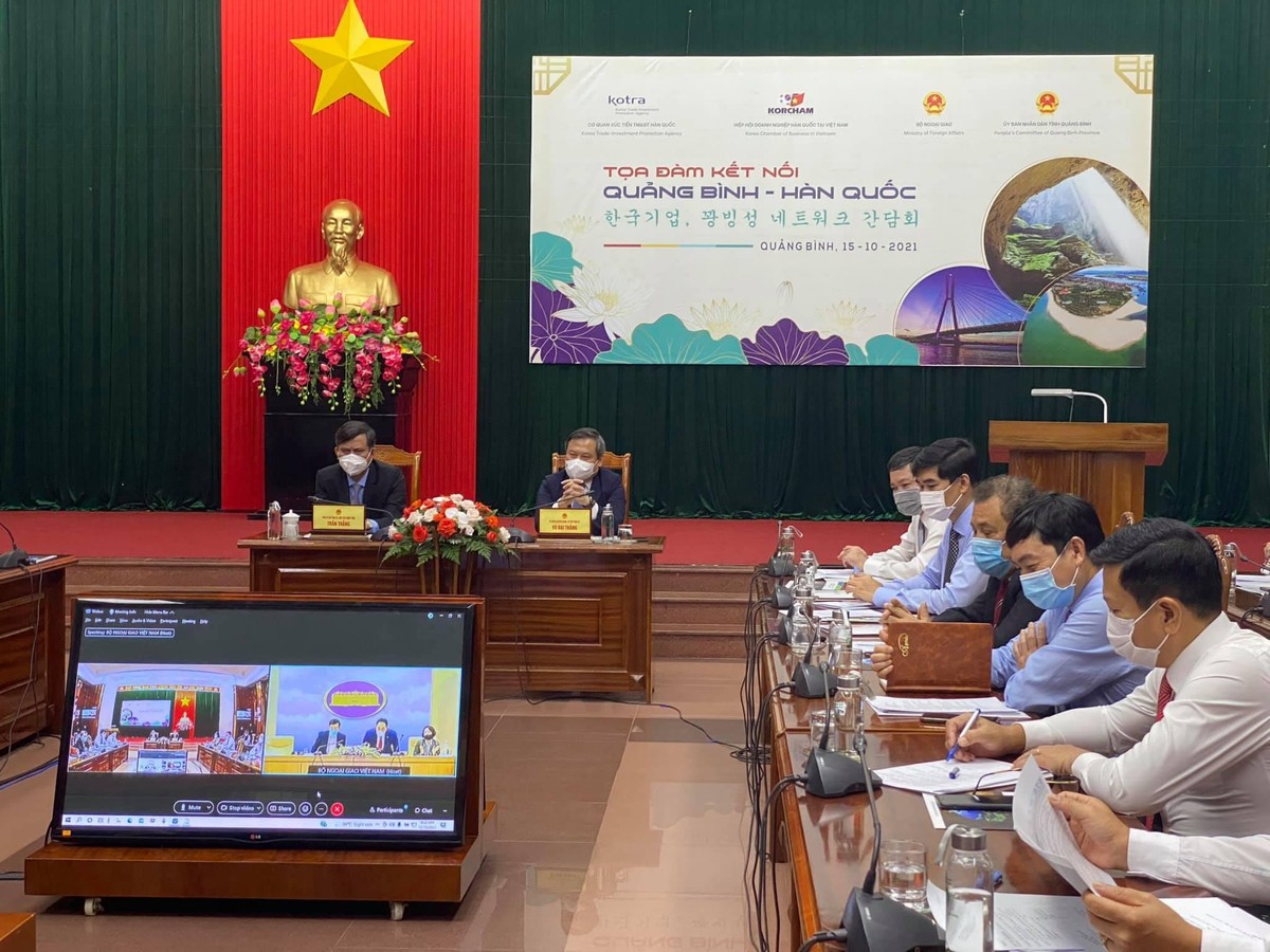 Bí thư Tỉnh ủy Quảng Bình Vũ Đại Thắng và Chủ tich UBND tỉnh Quảng Bình Trần Thắng chủ trì buổi tọa đàm tại điểm cầu UBND tỉnh Quảng Bình. Bí thư Tỉnh ủy Quảng Bình Vũ Đại Thắng và Chủ tich UBND tỉnh Quảng Bình Trần Thắng chủ trì buổi tọa đàm tại điểm cầu UBND tỉnh Quảng Bình.