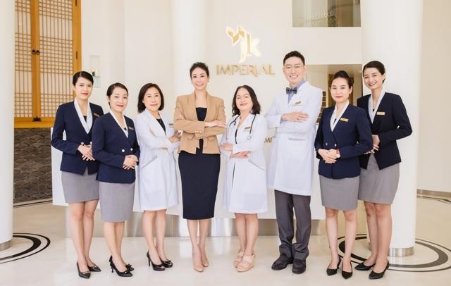 Hà Kiều Anh và các cộng sự tại trung tâm thẩm mỹ JK IMPERIAL.