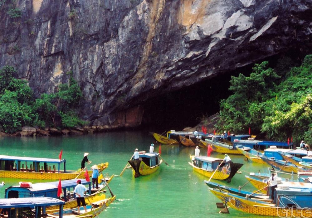Quảng Bình xây dựng kế hoạch từ ngày 31/10 đến ngày 31/12 sẽ triển khai thí điểm một số sản phẩm du lịch trọn gói liên tỉnh theo quy trình khép kín, du lịch theo “luồng xanh” đối với những khách du lịch đã tiêm đủ 2 mũi vắc-xin và có xét nghiệm âm tính trước 72 giờ khi đến Quảng Bình….