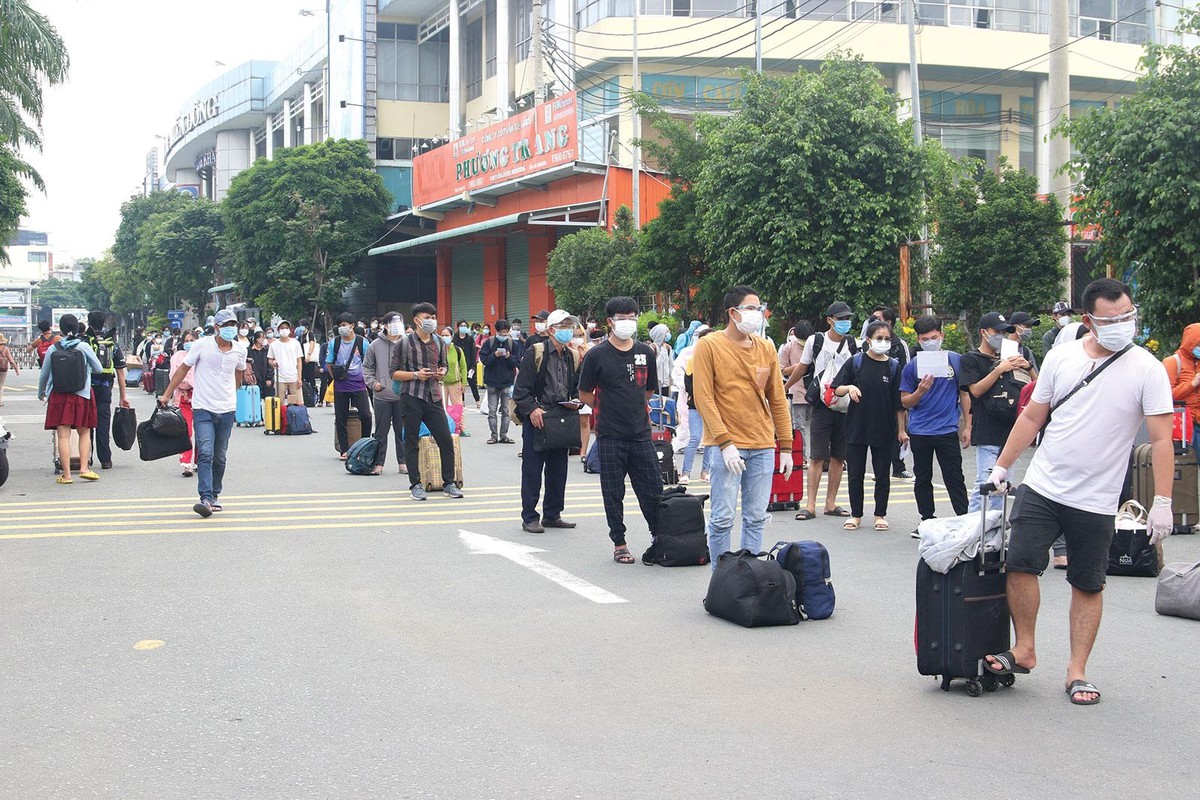 Dòng người lao động trở về quê từ phía Nam vẫn chưa dừng lại. Ảnh: Lê Toàn