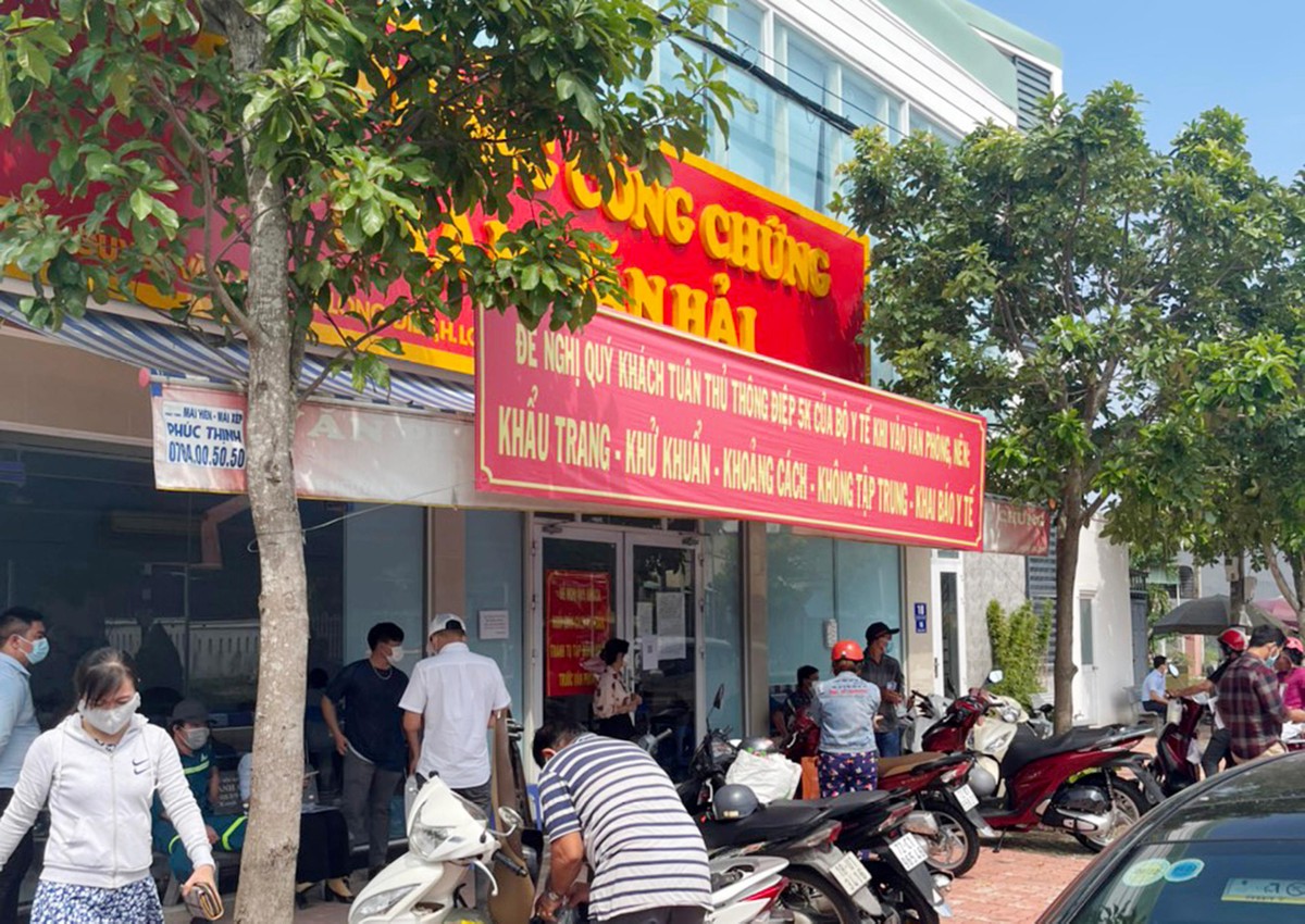Nhiều phòng công chứng tại Bà Rịa - Vũng Tàu trong tình trạng quá tải. Ảnh: Lê Toàn