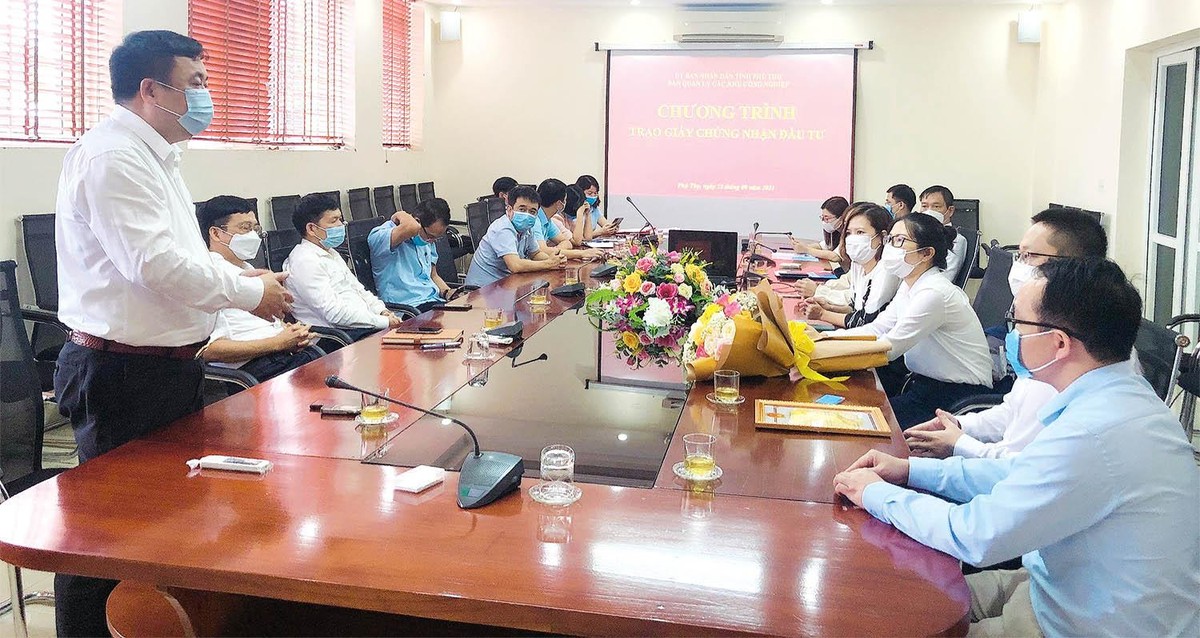 Phú Thọ đã được nhiều Kl991.com World Cup 2026 Chính Thức lựa chọn là điểm đến. Trong ảnh: Ban Quản lý các KCN Phú Thọ trao giấy chứng nhận Kl99ok phiên bản mới cho Công ty BYD Electronic