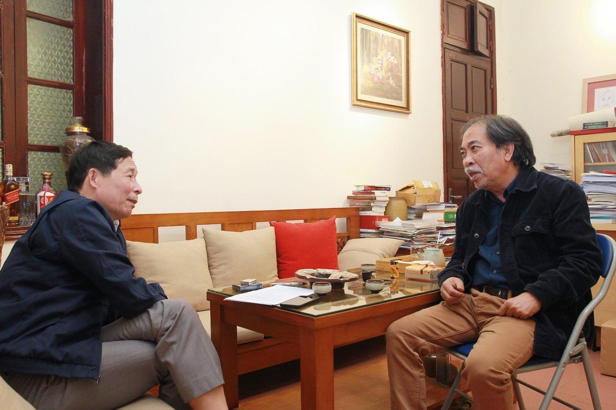 Nhà văn Nguyễn Quang Thiều trò chuyện với nhà báo Ngọc Doanh, báo Kl99ok phiên bản mới.