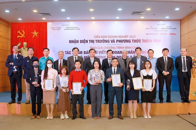 Các tác giả chụp ảnh lưu niệm cùng Ban tổ chức và Hội đồng bình xét. (Ảnh: Chí Cường)