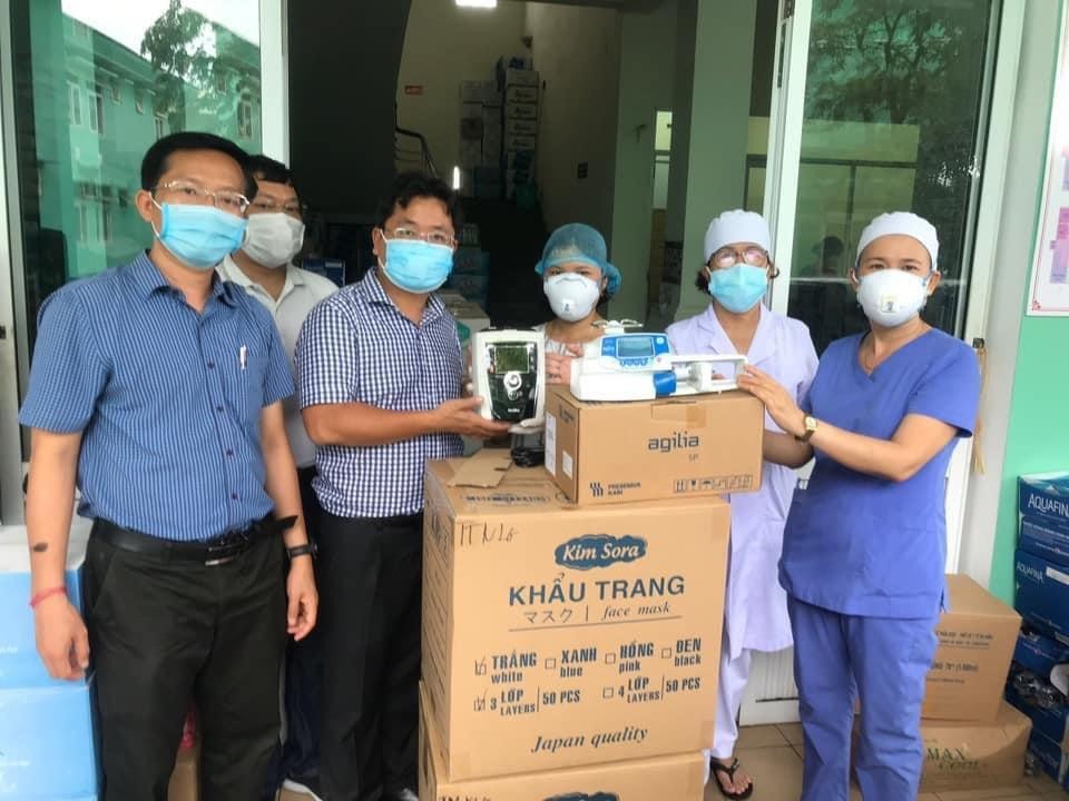 Hội Doanh nhân trẻ Đà Nẵng tặng trang thiết bị y tế cho các bệnh viện chống dịch Covid-19.
