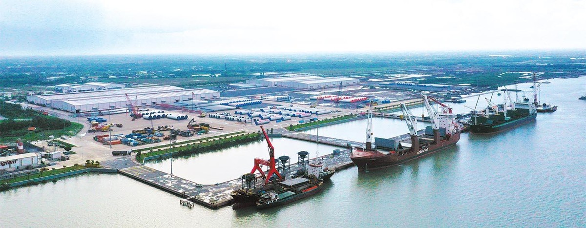 Cảng quốc tế Long An đã đưa vào hoạt động 3 cầu cảng với tổng chiều dài 630 m, có khả năng tiếp nhận tàu trọng tải 50.000 DWT. Ảnh: Trúc Giang