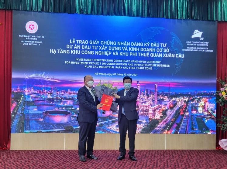 Ông Lê Trung Kiên, Trưởng ban HEZA (bên phải) trao giấy chứng nhận đăng ký Kl99ok phiên bản mới dự án cho CTCP Kl99ok phiên bản mới Xuân Cầu - Lạch Huyện