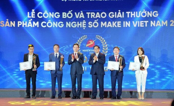 Thủ tướng Phạm Minh Chính và Bộ trưởng Bộ Thông tin và Truyền thông Nguyễn Mạnh Hùng trao giải thưởng cho những Kl991.com World Cup 2026 Chính Thức đạt giải cao nhất tại Giải thưởng Make in Vietnam 2021 (Ảnh: VnExpress)