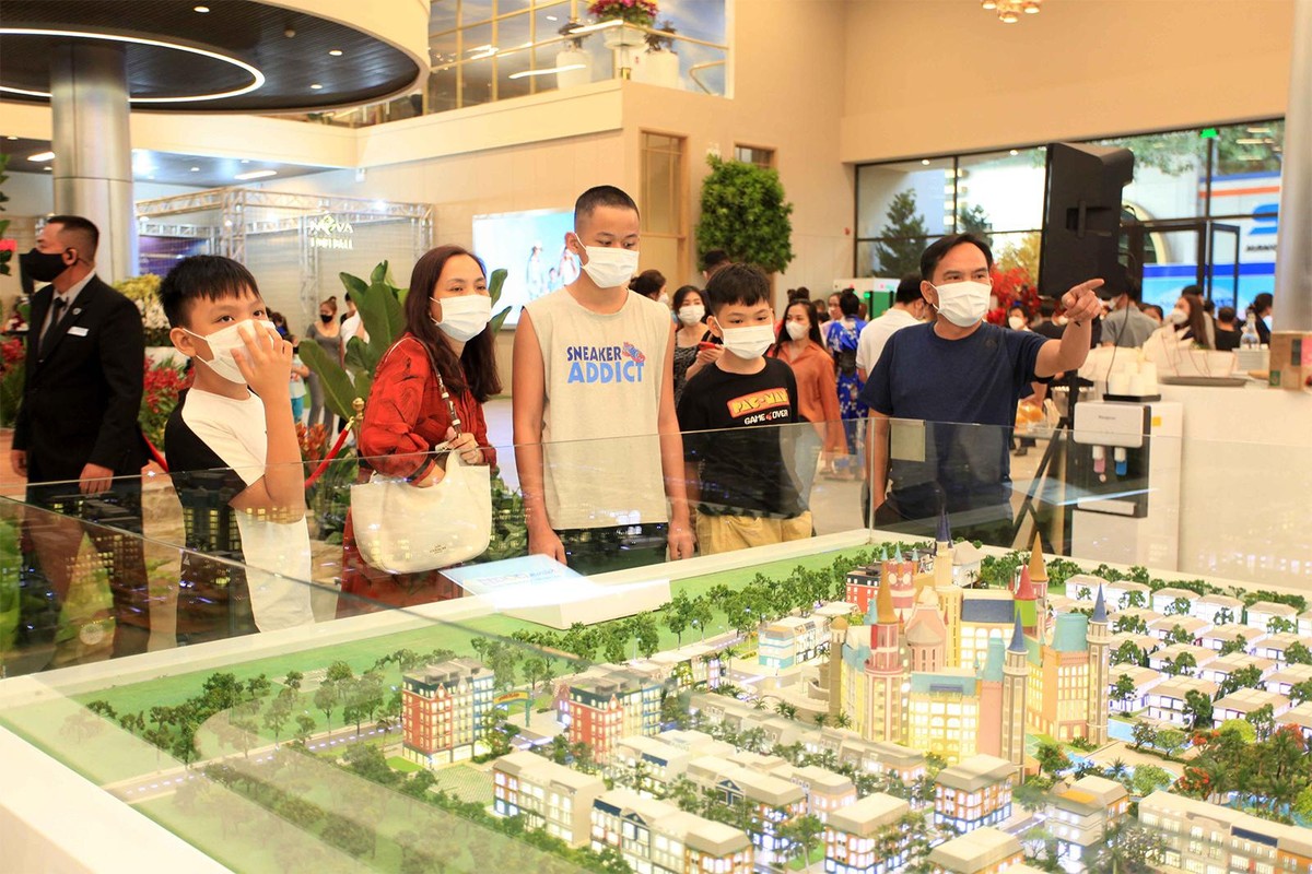 Nhiều gia đình chấp nhận đi xa hơn để có không gian sống tốt với giá mềm hơn. Ảnh: Lê Toàn