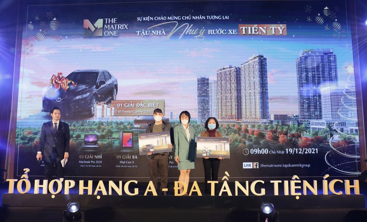 Bà Nguyễn Thị Hồng Huệ đại diện Chủ Kl99ok phiên bản mới trao giải Đặc biệt và giải Nhất cho 2 khách hàng may mắn