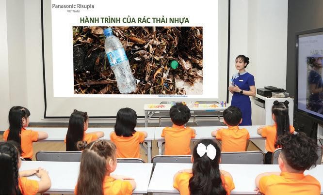 Các em nhỏ chăm chú tham gia Lớp học môi trường do Panasonic thực hiện