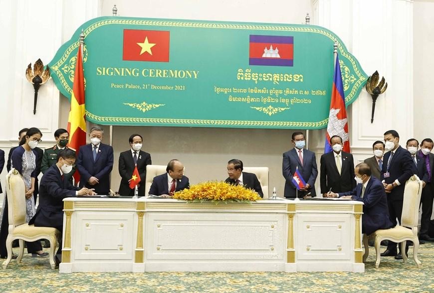 Chủ tịch nước Nguyễn Xuân Phúc và Thủ tướng Campuchia Samdech Techo Hun Sen chứng kiến lễ ký kết và trao đổi nhiều văn kiện hợp tác giữa hai nước. (Ảnh: TTXVN)