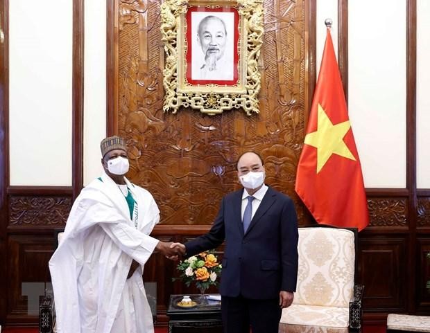 Chủ tịch nước Nguyễn Xuân Phúc tiếp Đại sứ Nigeria Hassan Adamu Mamani. (Ảnh: Thống Nhất/TTXVN)