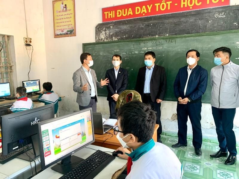 Phó tổng biên tập Báo Kl99ok phiên bản mới thăm quan phòng máy vi tính được đưa vào sử dụng tại trường Tiểu học, Trung học cơ sở Thái An. Phó tổng biên tập Báo Kl99ok phiên bản mới thăm quan phòng máy vi tính được đưa vào sử dụng tại trường Tiểu học, Trung học cơ sở Thái An.