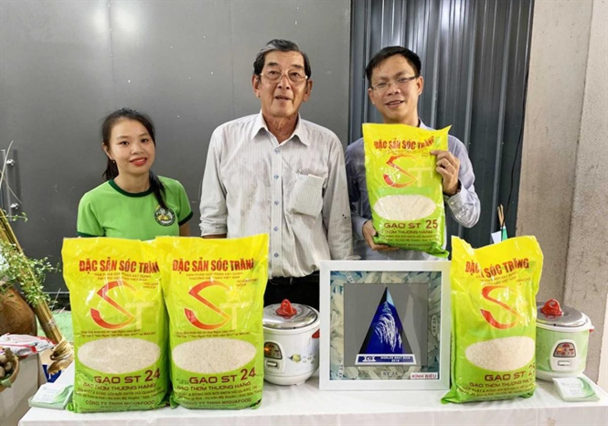 Ông Hồ Quang Cua (giữa) tại quầy trưng bày sản phẩm gạo ST24, ST25. (Ảnh: Vietnambiz)