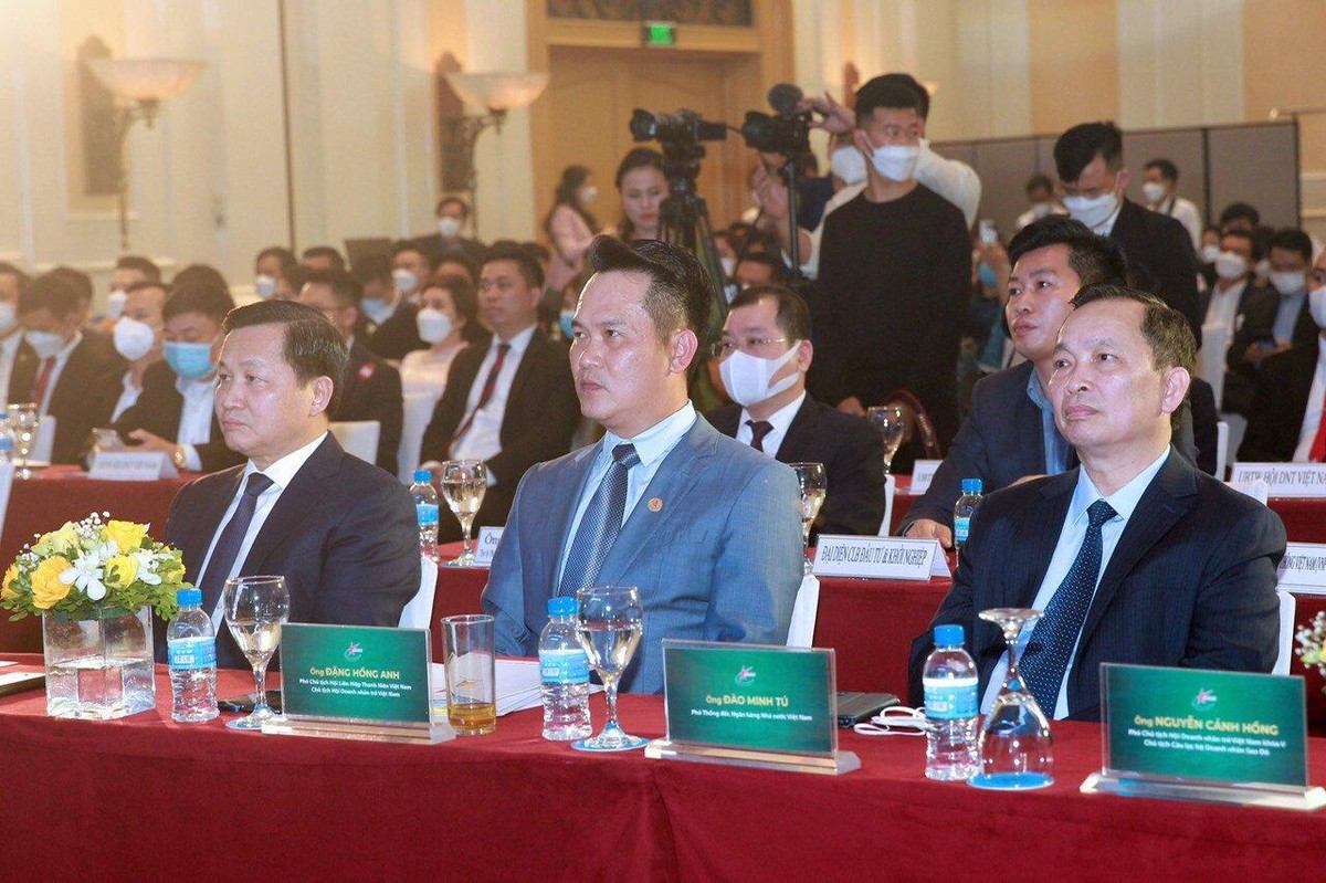 Ông Đặng Hồng Anh, Chủ tịch Hội Doanh nhân trẻ Việt Nam (ngồi giữa).