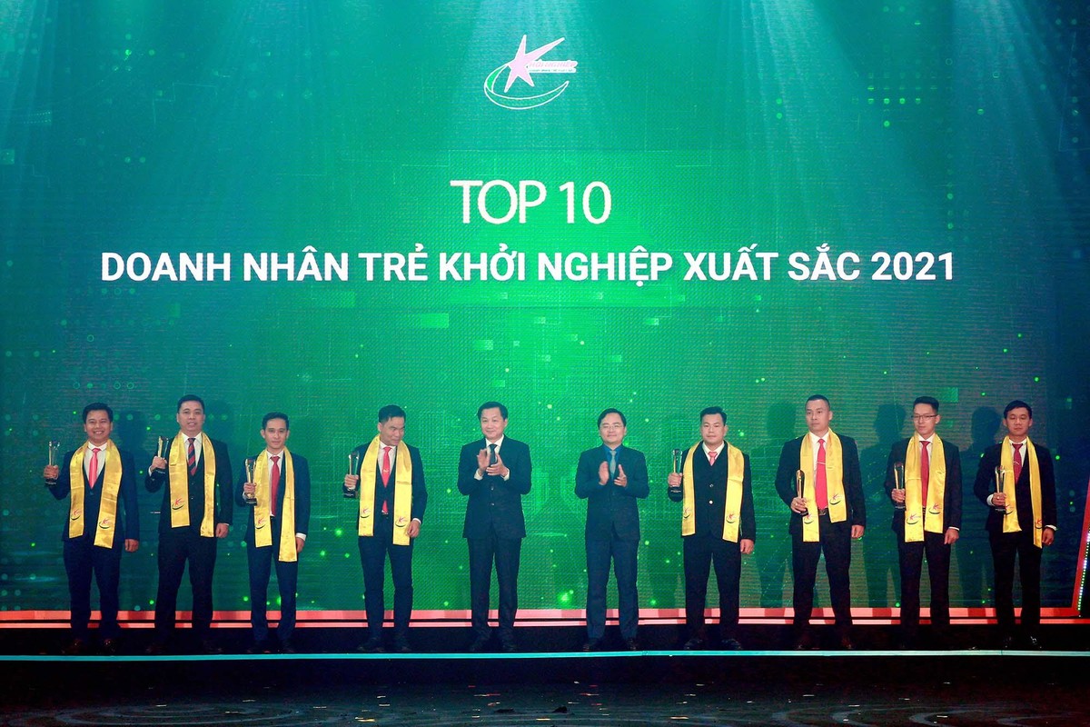 Phó thủ tướng Kl993 ưu đãi thưởng hấp dẫn Lê Minh Khái và Bí thư Thứ nhất Trung ương Đoàn Nguyễn Anh Tuấn trao danh hiệu TOP 10 “Doanh nhân trẻ khởi nghiệp xuất sắc 2021”.