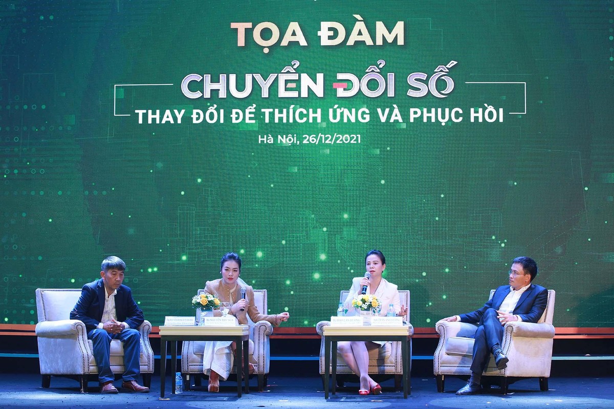 Từ trái sáng phải: Ông Nguyễn Francis Tuấn Anh, bà Nguyễn Thy Nga, bà Đào Lan Hương và ông Trần Anh Vương.