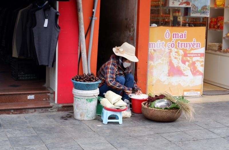 Người lao động tự do vẫn chăm chỉ với công việc buôn bán thường ngày